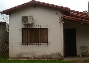 IDEAL INVERSORES. AMPLIO LOTE CON CASA AL FONDO.